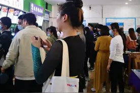 武汉一高校“顶碗女孩”头顶瓷碗练“舞功”图片