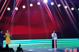 11位医界泰斗获首届“医德之光”奖 张文宏等抗疫先锋受表彰图片
