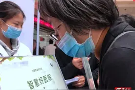老人：看病需要手机预约，子女要不在身边，我就没办法了……图片