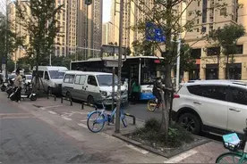 私家车违停公交站市民乘车不便，交管部门表示加强监管图片
