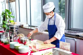 享受“舌尖上的美食”不忘“舌尖上的节约”图片