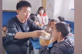 学生考100分老师奖励亲自喂饭：必须享受VIP待遇图片
