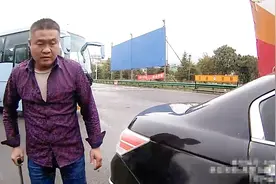 独腿男子开车回乡探母，全程1800余公里，湖北民警协调好心人帮其驾车图片
