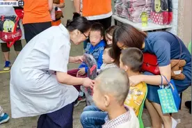 49岁眼科女医生去世，还帮助了2个人图片