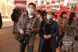 还记得来长春感谢吉林医疗队的曹阿姨吗？我们在武汉又遇到她了图片