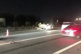 浙江高速一辆奥迪撞翻面包车！司机发誓：绝对没喝酒图片