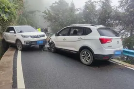 黔南罗甸：两车狭路相逢时，鲁莽驾驶无赢家图片