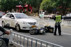 突发！斑马线上，柳州外卖小哥被教练车撞飞！餐盒碾碎一地图片