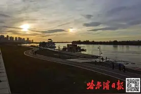 今天冰城被“两个太阳”刷屏，到底咋回事？图片