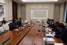中国航空器材集团董事长贾宝军拜访湖北省副省长曹广晶，并探望原湖北省委书记、原民航局局长蒋祝平图片