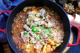 香辣金针菇肥牛煲：暖暖的，香辣过瘾，太下饭了图片