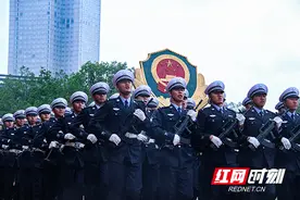 湖南警察学院举行2020级新生军训汇报表演图片