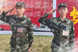 上阵亲兄弟，军营“双子星”，这是来自双胞胎兄弟的“相爱相杀”！图片