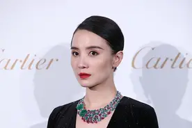 李现西装+衬衫酷帅有型生图能打 宋佳黑裙大气戴珠宝高贵迷人图片