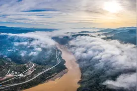 黄河岸边云海涌图片