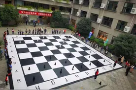 巨型棋盘惊现校园，杭州小学生“挑战”世界冠军图片