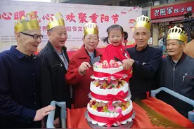 生日蛋糕亲手做，志愿者为15名老人定制“生日趴”图片