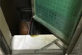 小区楼下住户往楼上泼粪水，业主群里炸开锅：“咋个做到的，难度系数爆表！”图片