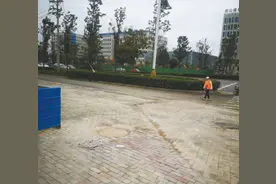 人行道坑洼冒水得到妥善处置图片
