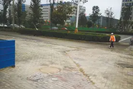 人行道坑洼冒水得到妥善处置图片