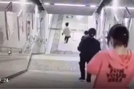 走路不看路，太危险了！女子玩手机踩空滚下地铁站楼梯，面目受伤图片