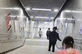 看着都疼！女子一脚踩空摔下楼梯，严重受伤图片