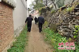 林州：八旬老人行动不便 民警上门变更户主图片