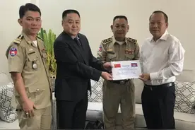 在柬粤商向柬埔寨国家警察总署捐款赈灾图片