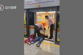 ​上海男子倒地卡地铁车门拒不下车：经查患有精神疾病视频封面