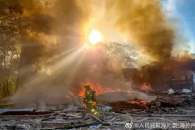 美国一商场爆炸升起蘑菇云 有人瞬间被震飞到墙上图片