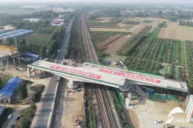 德上高速京台高速连接线完成跨铁路转体 预计年底通车图片