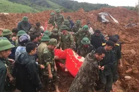 越南中部发生滑坡 致22名军人被埋图片