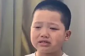 瞬间变脸！男孩上一秒偷笑下一秒哭出声视频封面