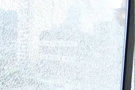 弹孔清晰可见！贵阳一小区的窗户频繁被枪击碎！物业：持续很多年图片