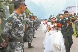 国旗下，推迟婚期的官兵喜结良缘图片
