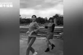 女孩和独臂妈妈跳蒙古舞感动网友“舞蹈让妈妈走出了阴霾”图片