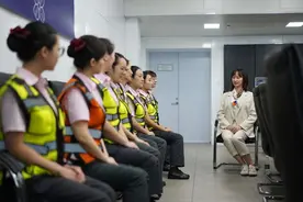 地铁徐泾东站女员工化“口罩妆”扮靓眼神，进博服务窗口令人“眼前一亮”图片