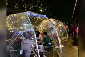 美国中餐馆出奇招防疫：泡泡房、玻璃屋、中国风屏风……图片