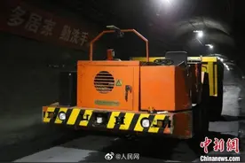 千米矿井开5G无人运矿车像打游戏图片