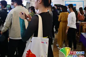 高校舞蹈专业女生在食堂顶4只碗买饭图片