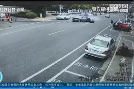女司机油门误当刹车！接连撞上电动车、私家车和公共设施图片
