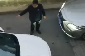 大连俩司机小道相遇 驾车顶牛互不相让图片