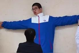 惊呆！14岁男孩身高221厘米，挑战吉尼斯世界纪录图片