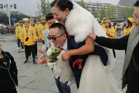 一场特别的婚礼！两个外卖员结婚，来了一大波骑手迎亲图片
