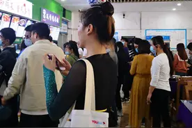 高校舞蹈专业女生在食堂顶4只碗买饭图片