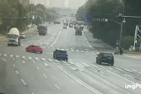 水泥罐车侧翻压扁小轿车！这些“路口通行法则”你得知道图片