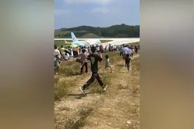 广西玉林飞机通航众人围观，机场：有一定影响，正想办法解决视频封面
