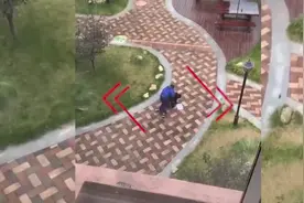 “兄弟，我愿做你的拐杖”！同学腿疾行动不便，男孩主动陪护四年图片