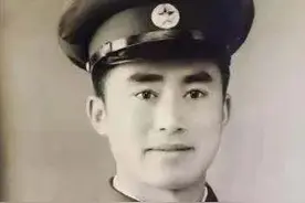 敌我力量悬殊，他驾驶着战机与敌人搏杀，“我打不下来你，我把你撞下来”图片
