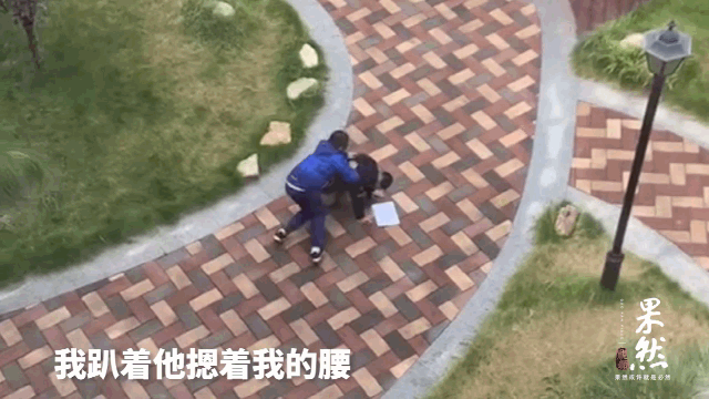 小小男孩这一跪，感动所有人图片